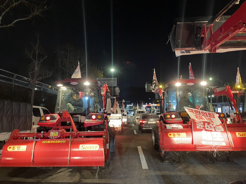 GN_light's tweet photo. 시민여러분! 
남태령으로 모여주십시오! 지금도 아직도 계속해서 싸우고 있습니다! 

경찰이 수방사 앞에 버스를 세우고 길을 봉쇄했습니다. 시민들과 함께 전진하여 집회를 이어나가고 있습니다.

시민들의 연대가 적어지면 경찰의 침탈이 걱정되는 상황입니다! 연대해주십시요! 남태령으로 달려와 주십시요!

또한 영하의 추위에서 싸우고 있는 분들을 위해 방한물품(담요, 핫팩 등)연대를 요청드립니다!

*위치 : 남태령역 2, 3번출구와 남태령고개 사이