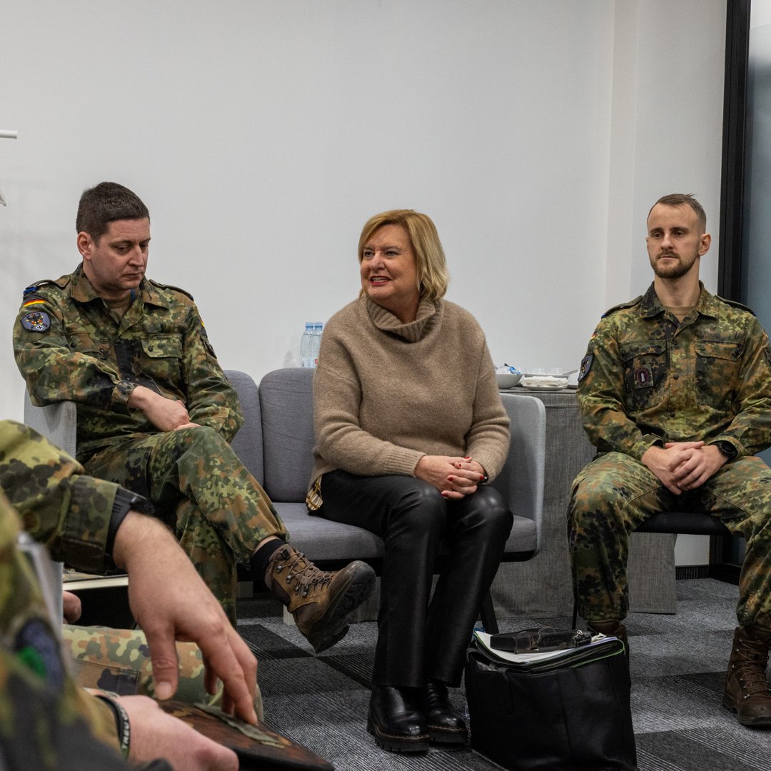 Heer (@deutsches_heer) on Twitter photo Gespräche mit Soldatinnen und Soldaten bei der #Panzerbrigade45 #Heer standen für <a href="/EvaHoegl/">Dr. Eva Högl</a> ganz oben auf der Agenda. Zusätzlich machte sie sich
in Nemencine & Rokantiškės ein Bild von der Aufbauinfrastruktur, welche ab 01.04.2025 durch die Bundeswehr mitgenutzt werden wird. Gespräche mit Soldatinnen und Soldaten bei der #Panzerbrigade45 #Heer standen für <a href="/EvaHoegl/">Dr. Eva Högl</a> ganz oben auf der Agenda. Zusätzlich machte sie sich
in Nemencine & Rokantiškės ein Bild von der Aufbauinfrastruktur, welche ab 01.04.2025 durch die Bundeswehr mitgenutzt werden wird.