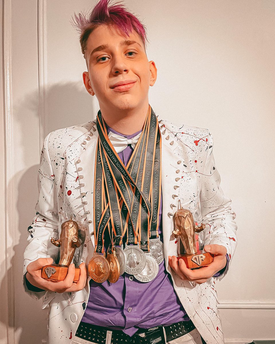 N1C0323's tweet photo. En 2019, Bruno, conocido como @brunenger, comenzó su recorrido como parte del público en los Coscu Army Awards. En 2020, destacó al ganar varias medallas, consolidándose como una figura en la comunidad. En 2022, vivió un momento único cuando Coscu lo mostró en vivo mientras jugándose el ban de twitch. Ahora, en 2024, Bruno da un gran salto al convertirse en el anfitrión de los Coscu Army Awards.

Este 21 de diciembre, @brunenger tomará las riendas de este evento que celebra a los streamers más influyentes de Argentina, en una ceremonia cargada de emoción, sorpresas y mucha energía. ¡No te lo puedes perder por https://t.co/2PFJEktbmB! #CAAwards