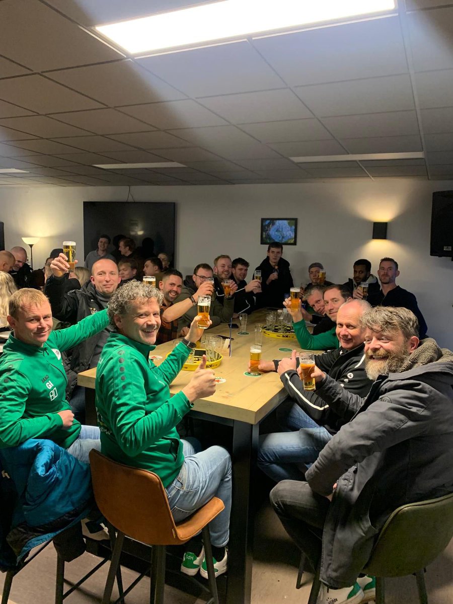 hvb8heerenveen's tweet photo. Eindelijk weer eens een #overwinning behaald. 0-2 gewonnen van @vv_stanfries 3 💪💪 De #3punten pils smaakte prima in #Appelscha 💚🖤 

Wij wensen iedereen hele Fijne Feestdagen 🎄🎇🍻 en tot #Februari 2️⃣0️⃣2️⃣5️⃣ https://t.co/cJkYEyE4qB