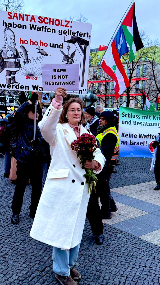 PreislerKa's tweet image. Gute Nacht 😘, die schönen Blumen von der freundlichen Passantin kommen ins Wasser und ich jetzt nach Hause. #b2112
Die Geiseln haben keine freundlichen Menschen um sich, keine Geborgenheit und keine Blumen. Sie müssen endlich nach Hause kommen. #BringThemAllHomeNow 
Bis bald! 🤗