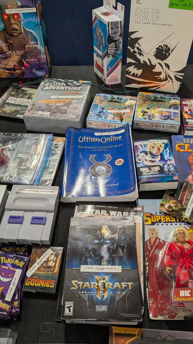 CearDragon's tweet image. Two #originsystems finds in the wild today.    Stephen Emond's Ultima Online volume and a CIB #wingcommander kilrathi saga! One at an antique mall the other at a Habitat ReStore. What a time to be alive 
#ultima #origin #udic @CmdrFalcon