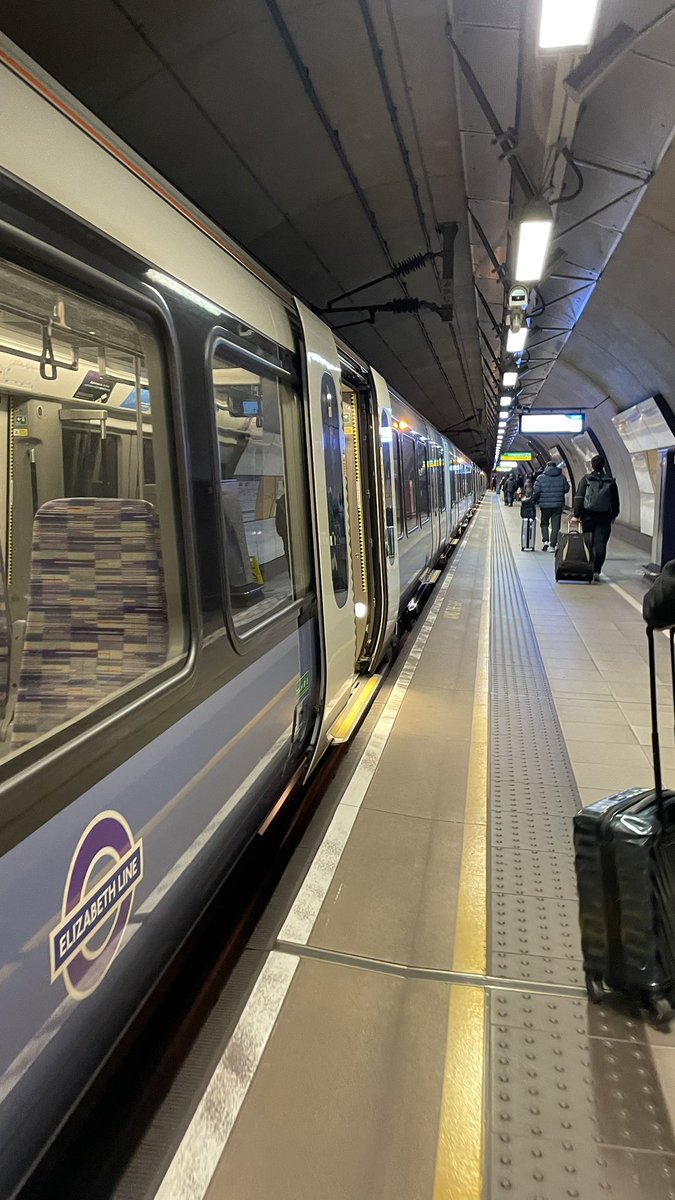 Christmas shopping completed it was a smooth journey of almost exactly 2 hours from Bluewater to T4! <a href="/Go_Ahead_London/">Go-Ahead London</a> took me back to Dartford then <a href="/Se_Railway/">Southeastern</a> provided a 707 for their leg then <a href="/TfL/">TfL</a> Elizabeth Line provides a simple cross London link Abbey Wood direct to T4 👌