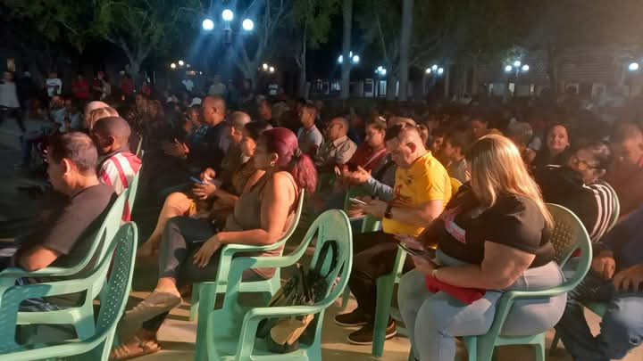 MilagrosRuizHe1's tweet photo. Cantata en #CiegoDeAvila por el cese del bloqueo y la exclusión de #Cuba de la lista de países patrocinadores del terrorismo. #Dimarq presente.
#LatirAvileño https://t.co/Eq7T8TIoFa
