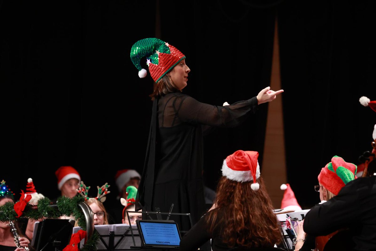 La <a href="/BSTomares/">B. Sinfónica Tomares</a> y la <a href="/ETomares/">Escolanía de Tomares</a> se han unido en un precioso concierto, interpretando los mejores clásicos navideños.

Nuestras formaciones musicales nos están llenando de ilusión, alegría y esperanza con la magia de la música navideña.

¡Un inmejorable regalo de Navidad! ✨🎵