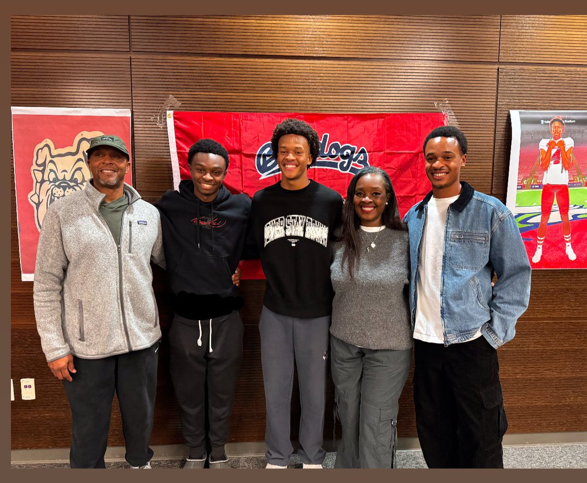 JonathanPCraft's tweet image. family. 🖤🔒

#bulldog #fresnostate 🐶😤
