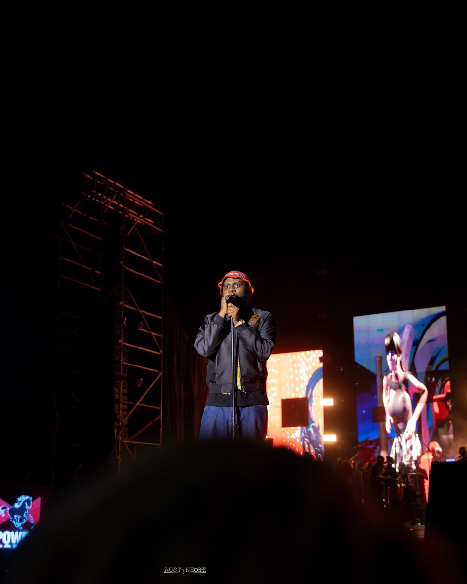 austine_bbs's tweet photo. BIG GUN 🔥🔥 live at #awgfest 
@Odumodublvck_ https://t.co/vQECl01tgU