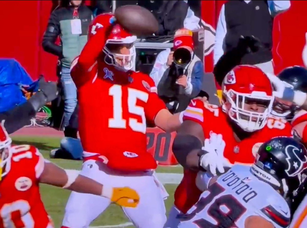 In A Season FULL Of Calls Bailing Out The Chiefs, Today's First Half Might Have Taken The Cake buff.ly/3BTmpee