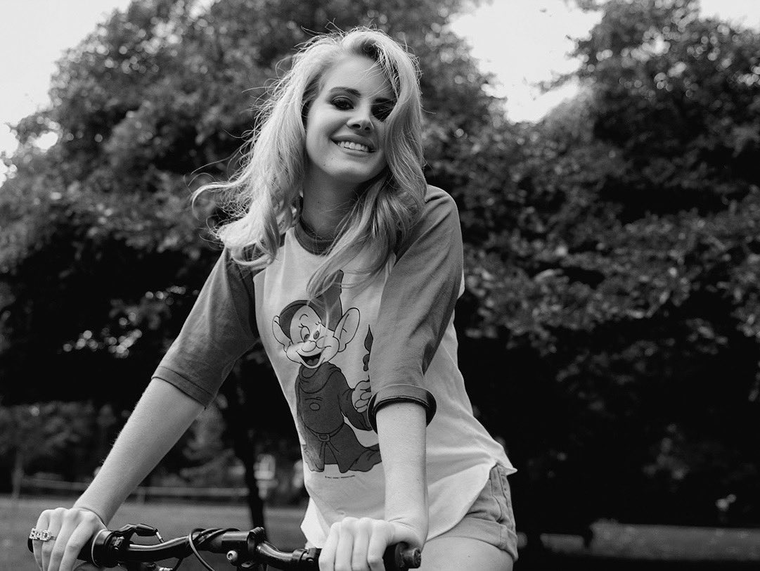 Outtake from Lana Del Rey’s 2010 photoshoot by Nicole Nodland.