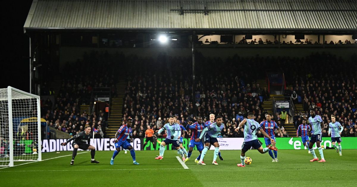 Reuters's tweet image. Jesus returns to form in nick of time for Arsenal as Saka injured reut.rs/49RDxh7