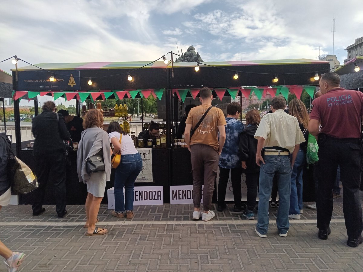 Hoy productores de nuestra provincia  están presentes en el  evento gastronómico Gustar "Gusto Argentino", donde podés disfrutar y regalar en estas fiestas productos mendocinos de la mano de los propios emprendedores.
🗓 Sábado 21 de diciembre de 16 a 22 hs.
📍 Palacio Libertad