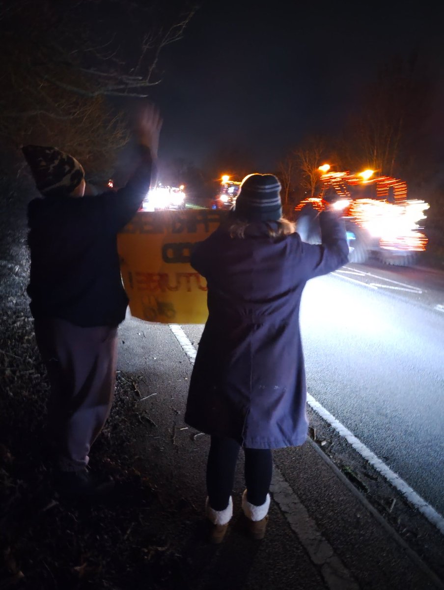 jew800's tweet photo. @NoFarmsNoFoods Brilliant!!
#LichfieldTractorRun has just done it's first one!! Loved it!!
It used to just do the surrounding villages, but it's been upgraded to run through our small English City!! #ThreeSpires
We went prepared!! Lots of horn blowing & lights flashing!!!๐๐ https://t.co/aHB74gGHUo