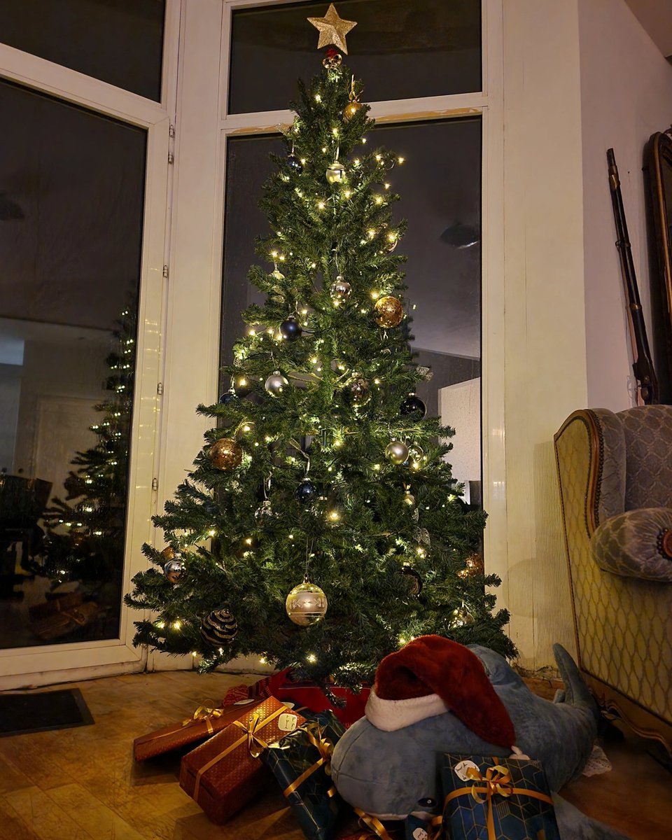 Not Warhammer but it's the season, the Christmas Shark has arrived bearing gifts :3