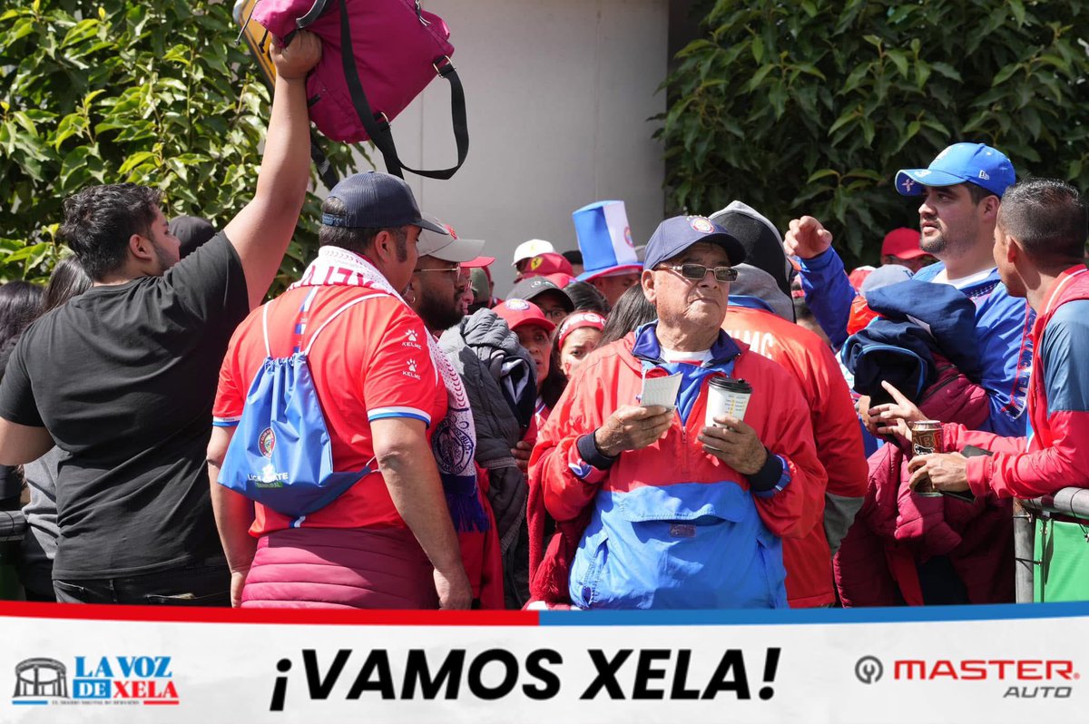 lavozdexela's tweet photo. LA AFICIÓN NO DESCANSA 🌙 | Los chivos listos para festejar el séptimo título de Xelajú MC. El cansancio no le quita el anhelo a la afición. 💙🐐
#MasterAuto https://t.co/w2W8vJaPk1