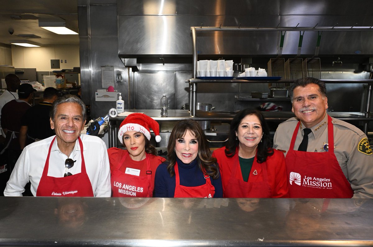 christinaderosa's tweet image. Blessed to be a Blessing 🙏🏾 

Serving at @TheLAMission this #Christmas 

Serving alongside my friends who have been serving for decades with me!