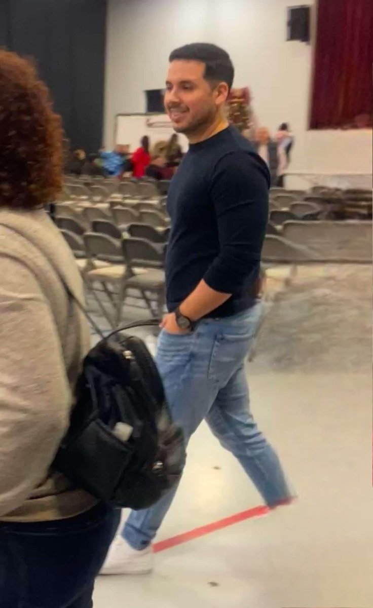 Ch1c0sD3L4C4ll3's tweet photo. ¿Van a querer sus rosas o unos ROSONES? #ChicoDLCalle #StreetGuy #RomanticGuy #RealGuy #Paparazzi #Corresponsal desde #Tijuana #BajaCalifornia #México 2/2 https://t.co/Y5LqRewnuZ