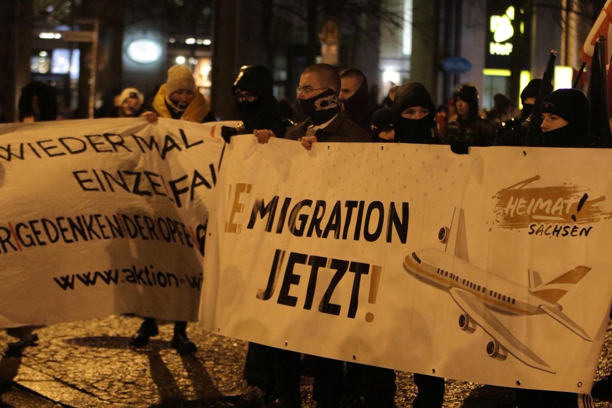 moenchtim's tweet photo. In #Magdeburg gingen heute hunderte Neonazis auf die Straße um den gestrigen Anschlag rassistisch zu instrumentalisieren. Dem Aufruf folgten zahlreiche bundesweit bekannte Neonazis. Es kam zu Angriffen u.a. auf Journalist*innen. #md2112
Bildergalerie: https://t.co/vtcwCT7QAG https://t.co/MI0xPjUuTy