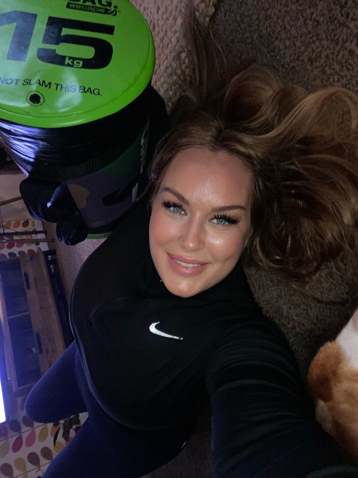 Lols!....I have never seen someone that will say hello Alice have your Christmas gift...🎉