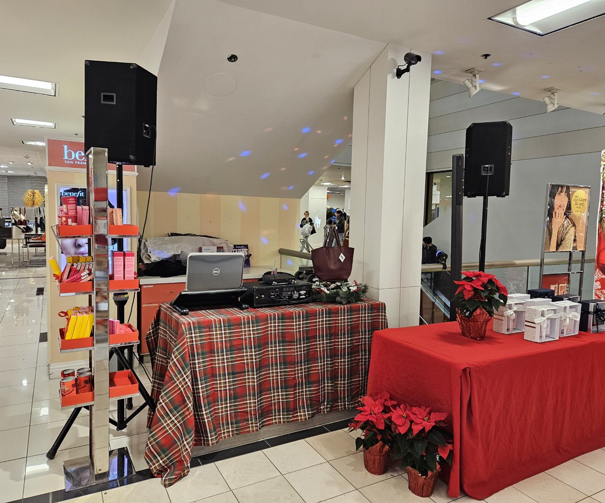 GreatRateDJs's tweet photo. The holiday season is here. Come Join DJ Leanna in the beauty department at Macy's Bellevue Square until 5pm today! https://t.co/Gs8ikBD7Nl