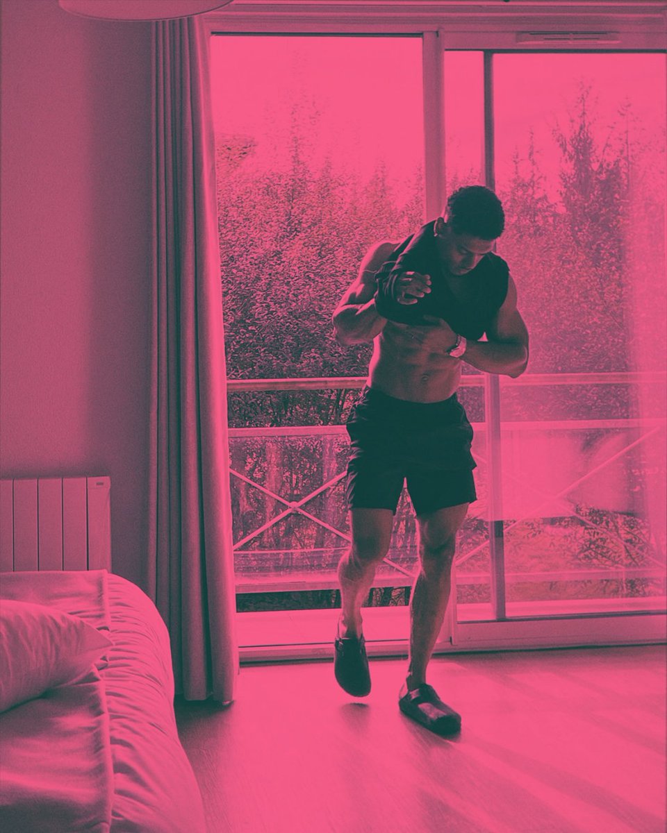 THXPROWLER's tweet image. Volvió vuestro vecino y enemigo.