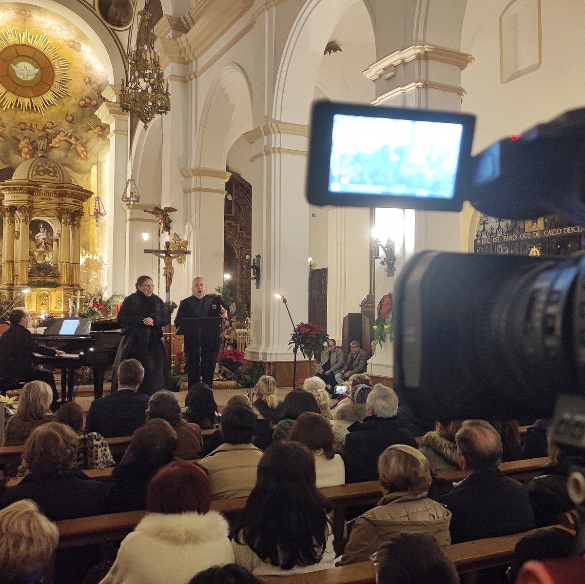 🗣️🎄 El sonido de la Navidad bajo las voces de Montserrat M. Caballé y Luis Santana.