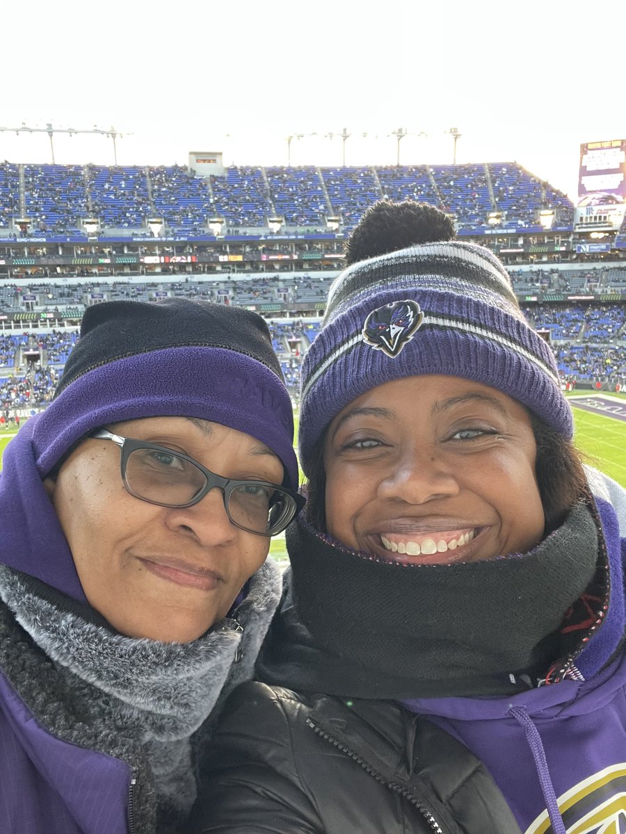 cbrinkleybcps's tweet image. Braving the cold for the home team with my cousin! Let’s go, @Ravens!! 💜💜 #RavensFlock