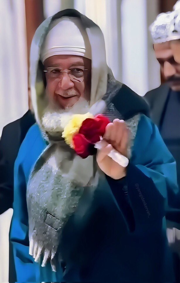 _isin__asli_'s tweet photo. Düştüğü zaman kalbe sürgün
Sizi görünce kalmaz insanda 
Ne keder ne de hüzün
🌹
Baktıkça hatırlatır mübarek sîmânız
Allah yolunda nefse açılan cihadı
Yüreklere dolar sanki cennet rüzgarı
🌹 
Huzur bulanlar doluşur etrafınıza 
Aşk şarabını bir kez içenler 
Sarhoş olup düşer halkanıza
🌹