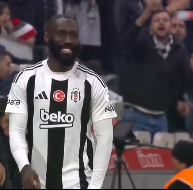 tirnagi kirilinca kizlar / tüm sülalesine küfür yerken erkekler