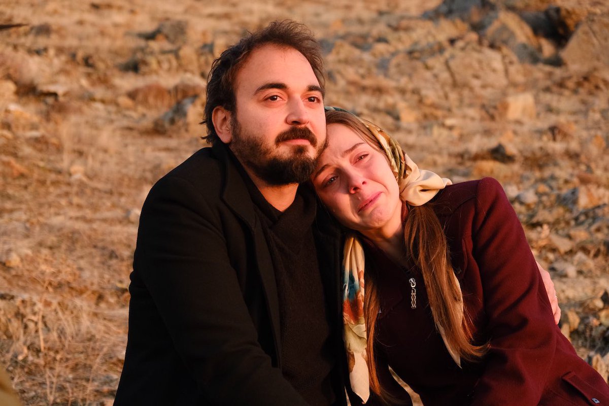 Sevgi Neydi ?
Sevgi Emekti .!
"Bu dünyadan bir Mihriban geçti…" 
#GönülDağı Yönetmen  böyle ağlamaktan ölmeyiz füze atsaydın bari bizlere ..