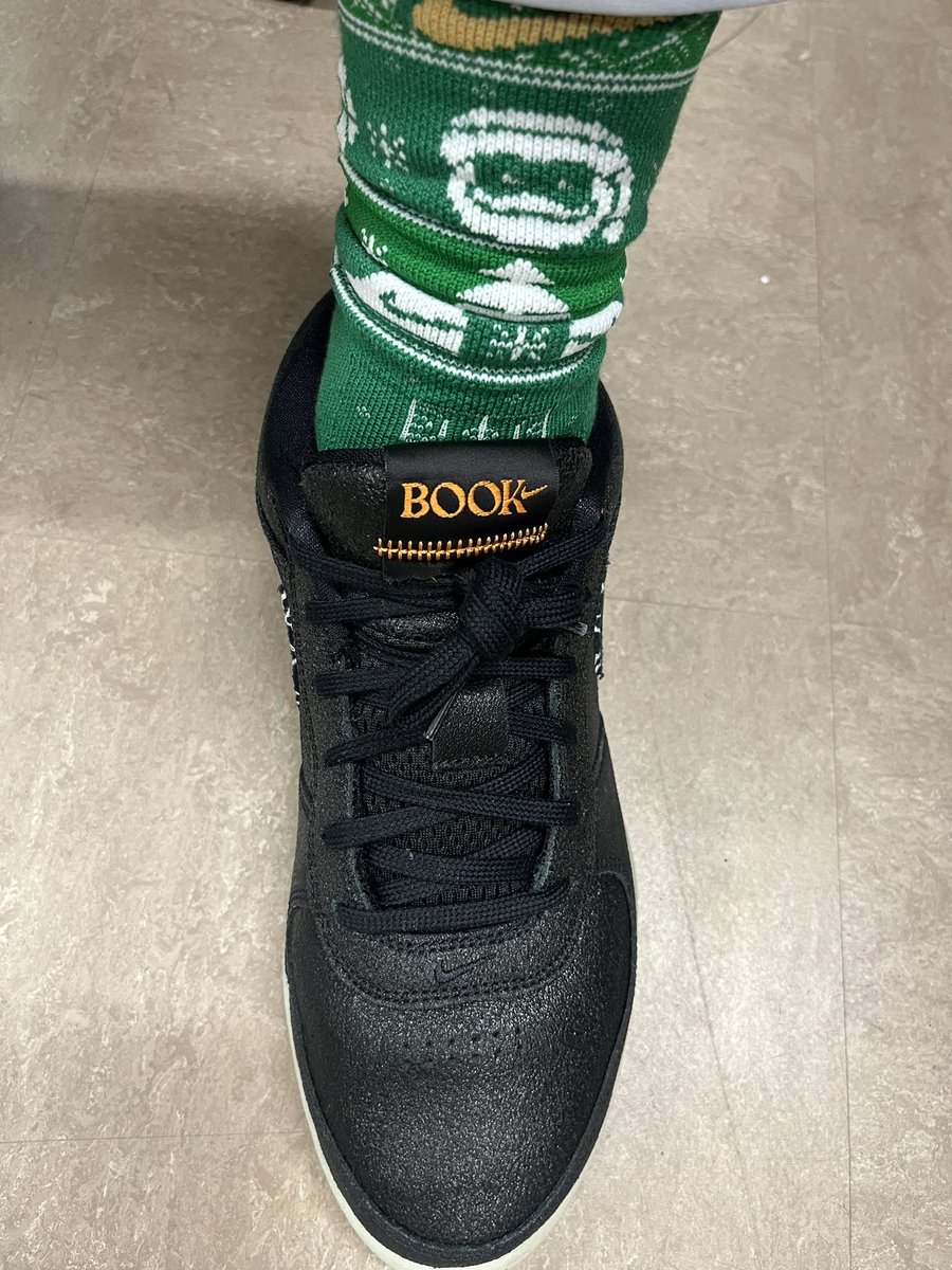 🎅🏽Santa came early to <a href="/CyFallsHoops/">Cy Falls Basketball</a> with some fresh <a href="/Nike/">Nike</a> Christmas socks🧦

#TraditionLivesHere