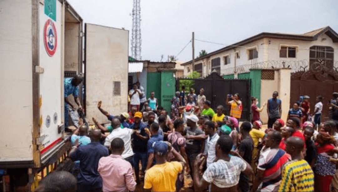 NigNewstrack's tweet photo. 12 DEAD, 32 INJURED IN ANAMBRA SCRAMBLE FOR CHRISTMAS RICE

https://t.co/QoE0ehMzK9 https://t.co/n0oUMALX47