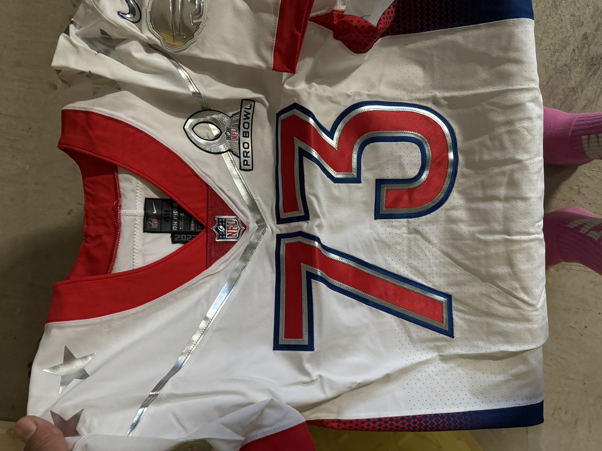 If we get this retweet to more then 5k retweets I’ll send a lucky fan a pro bowl Jersey #ProBowlVote  #DionDawkins