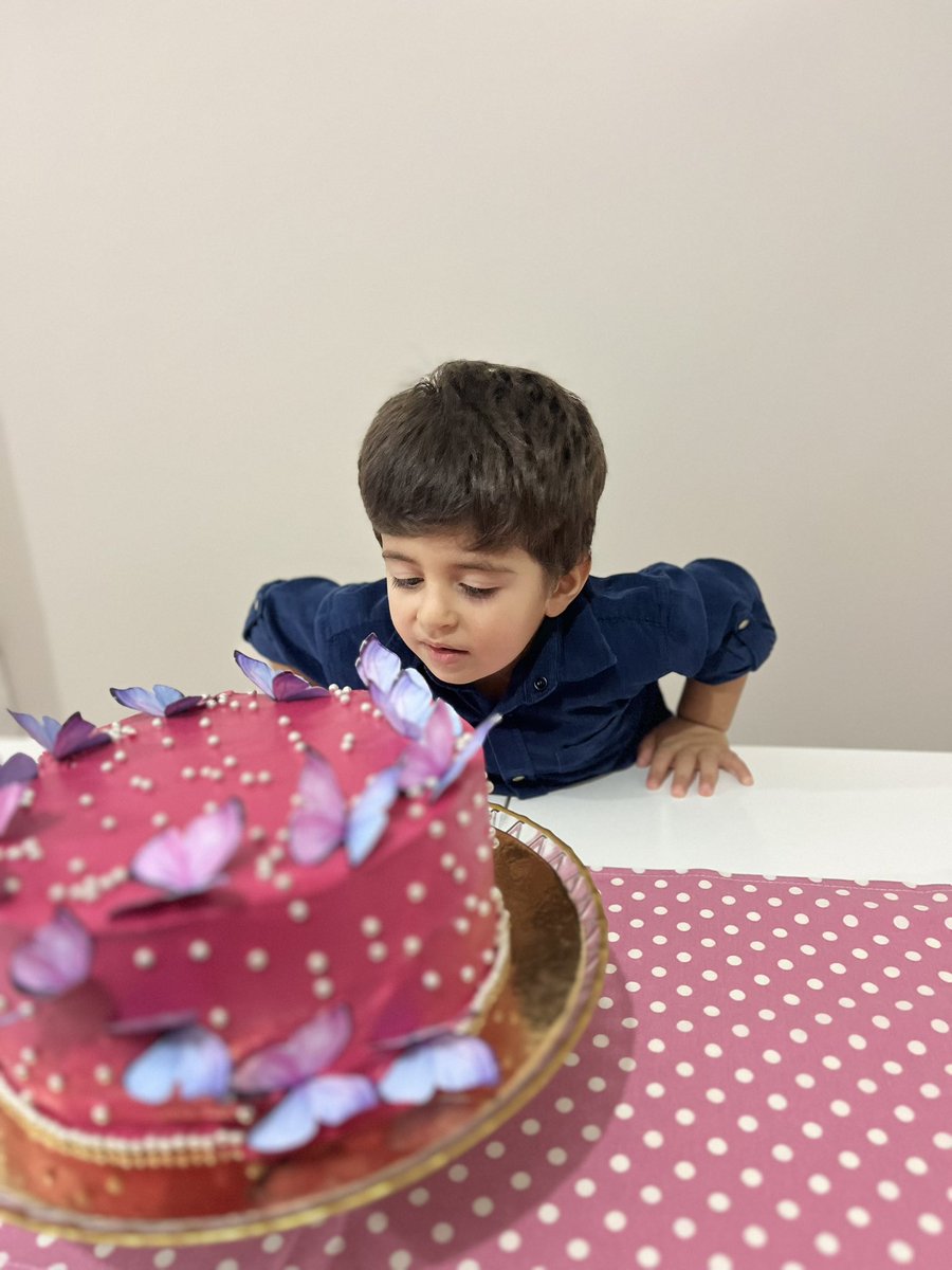 akbasebru10's tweet photo. Sizce yeğenim doğumgünü istedi diye ablam ona doğumgünü partisi hazırlamış mıdır? 
Akskskdkakdks tabiki evet. https://t.co/LJ8VZfyiDJ