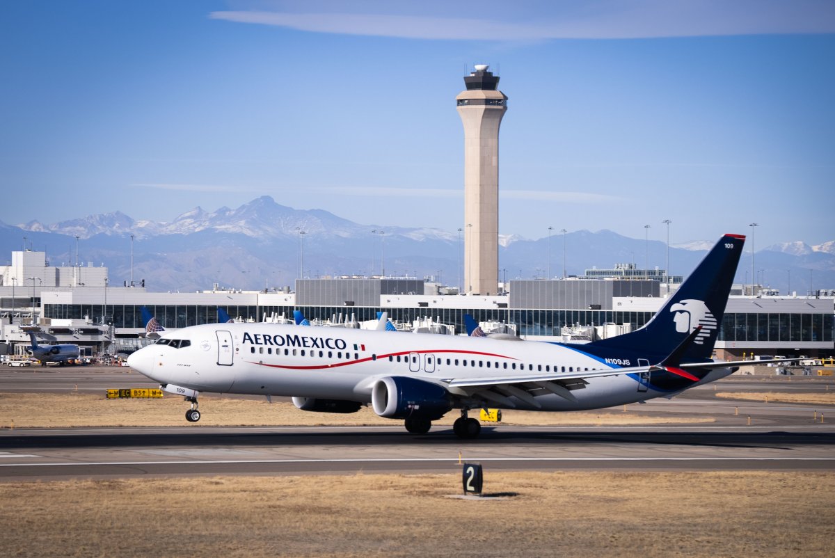 DENAirport's tweet image. Double the flights, double the fun! ✈️✈️

Today, we celebrated TWO back-to-back inaugurals with our friends at @Aeromexico. 🇲🇽 🎉

Grab your tickets to Guadalajara or Monterrey now at aeromexico.com. 
#FlyDEN