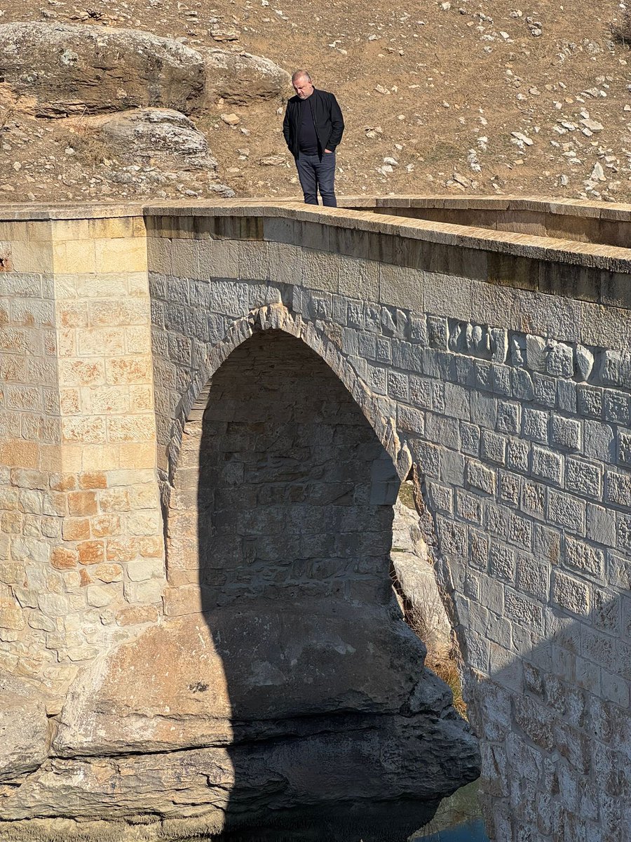 MFatihKAYHAN's tweet photo. Kom home şı   #Xane  Pırd  Kok 
Kim geldiyse geçti #Hani Koki Köprüsü https://t.co/k1oQehNYGi