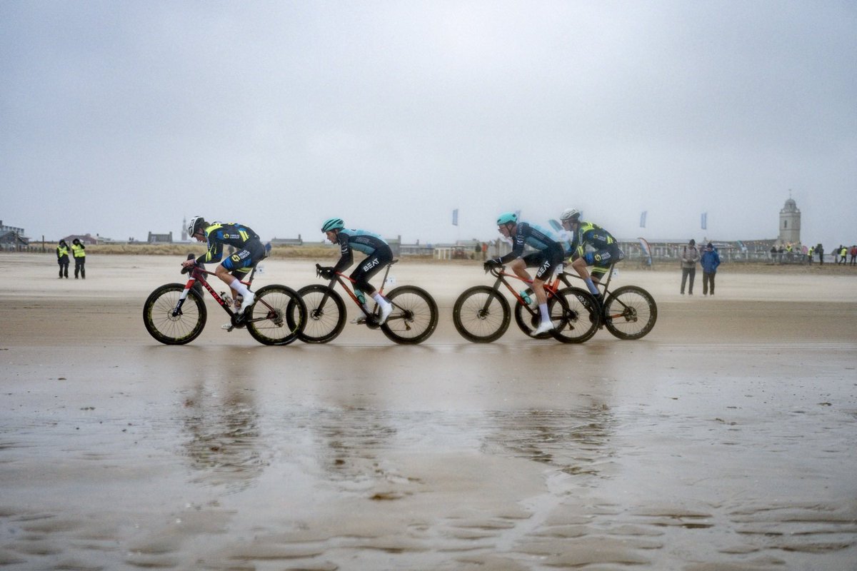 Het NK Beachrace in Katwijk, in een album vastgelegd door fotograaf Arjen Schippers. 
flickr.com/photos/arjensc…?
