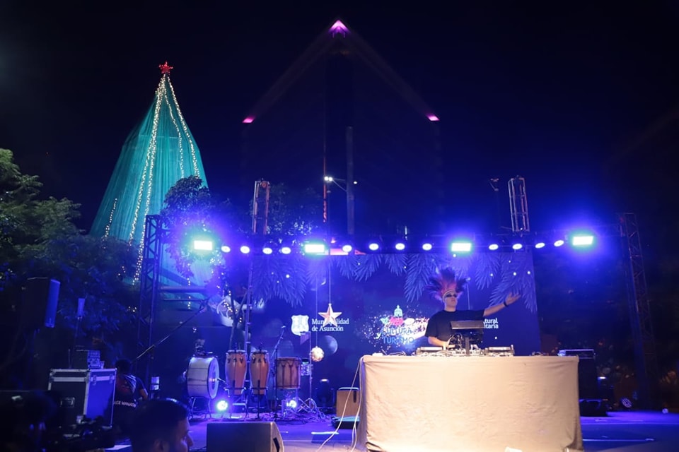 ¡El <a href="/IndioRubio_py/">Indio Rubio</a>  presentó un gran show en el concierto #AsuNavidad! 🎤🔥 Con su inconfundible estilo, el artista cautivó a todos los presentes, llevando la energía de la música tradicional y los ritmos populares a otro nivel. 🎶💃