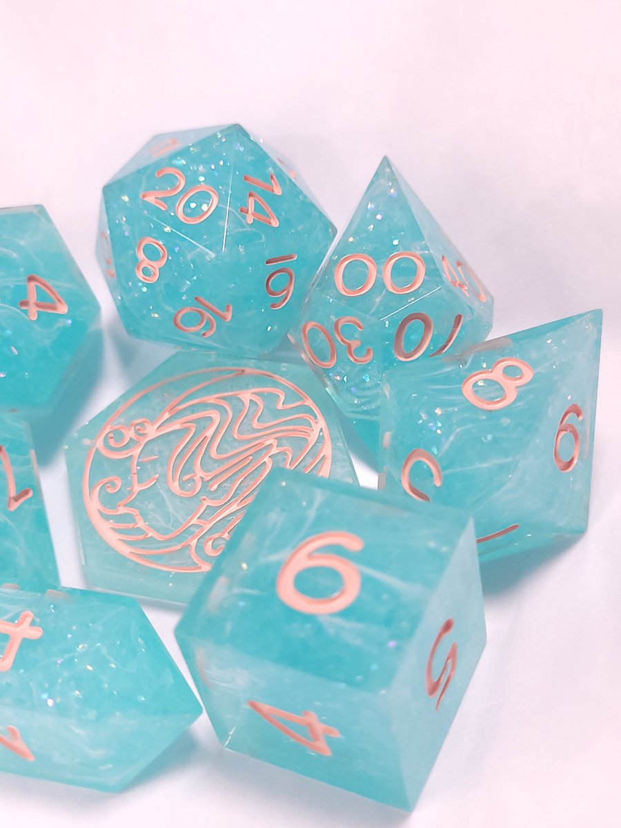 FlutesCreations's tweet photo. Soft Spoken is a pale teal with wisps of white throughout. Inked in a lovely soft peach. 

#flutescreations #dice #ttrpg #dicemaker #handmadedice https://t.co/KZzwfGGbOI