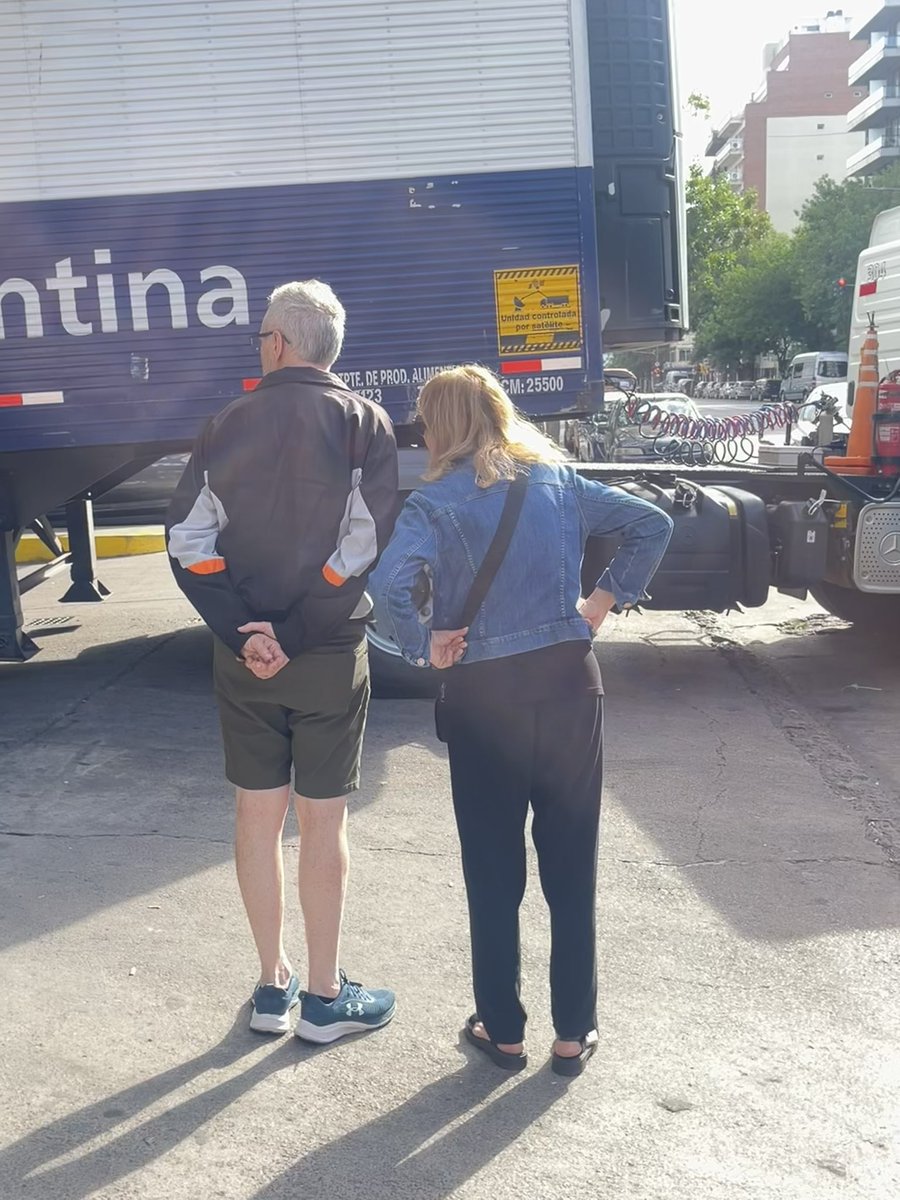 BEBELINCITA_'s tweet photo. la vida exige mucho y yo solo quiero que estemos junts analizando las mil maniobras del camión ingresando a un Coto https://t.co/SD2IohG3fM