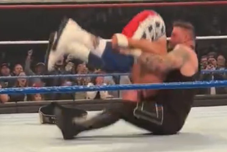 FightOwensFight's tweet image. I can’t believe it has already been a week since #SNME…

An #absolutely #unforgettable night!

I am #honored and #blessed to be your #true and #rightful @WWE #Champion. 

#Happy #Holidays #Everyone #ExclamationPoint