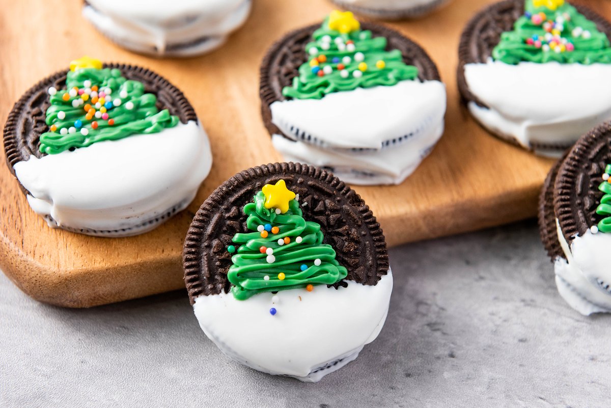 With a bit of chocolate and some festive sprinkles you can create these Christmas Tree Oreo Cookies. Grab your cookie squad and get decorating --> extremecouponingmom.ca/christmas-tree… #OreoCookies #ChristmasCookies #HolidayTreats