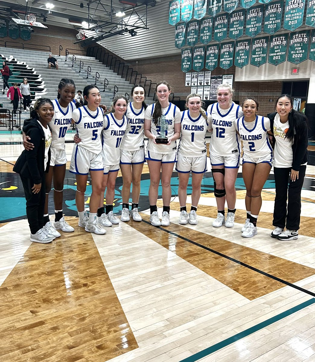 JaydaLR1's tweet photo. 🏀🏀🔒🔒🔒🔥🔥🔥@niketoc was a BIG time vibe! @HRHS_Wbb we BALLED OUT! Mike Desper Division Champions!!! My squad is 🔥🔥🔥9-0, representing Colorado WELL!! Let’s gooooo! @girlsbballco @PGHColorado @JrAllStarCO https://t.co/NvofuNC4Fl