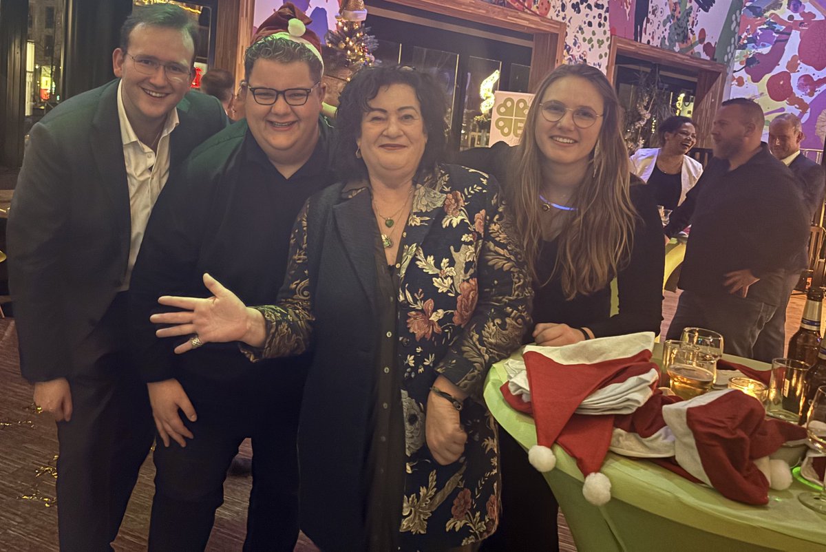 lientje1967's tweet photo. Gisteren leuke avond #kerst π₯ gehad met medewerkers partijkantoor en vanavond met BBB Jong ππβ€οΈ. En vanaf nu echt ff us-time met familie. #mama #zoons #broer #neefjes. Iedereen fijne kerstdagen gewenst! π
https://t.co/wzqOA7PPpa
