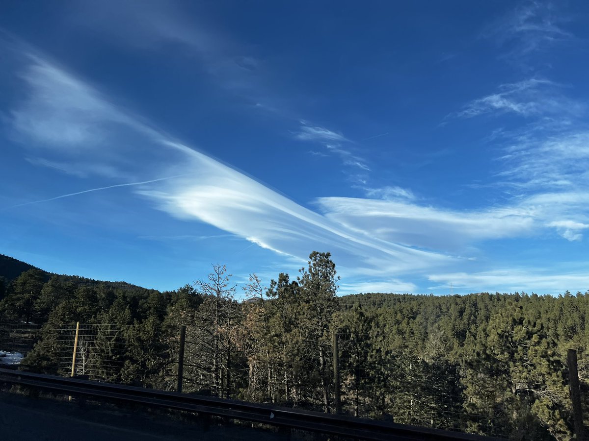Meteorology friends! What can you tell me about the weather from looking at these clouds? (And what are they?!) 😃 <a href="/TyTheWeatherGuy/">Tyler Mauldin</a> <a href="/BobVanDillen/">Bob Van Dillen</a> <a href="/adamonzon/">Ada Monzón</a>