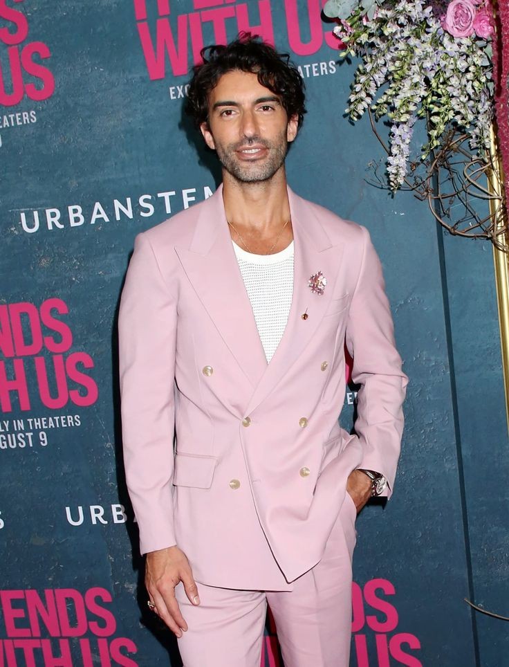 CleanData_'s tweet photo. De acuerdo al medio de información Deadline, Justin Baldoni fue despedido de su agencia de talentos, WME, luego de una demanda presentada por Blake Lively. https://t.co/sp4Bvri9wx