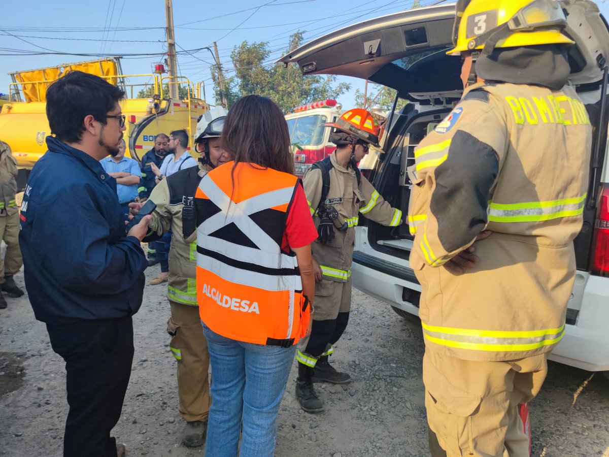 DPPMelipilla's tweet photo. 📌 AHORA | Delegado Provincial de #Melipilla, #BastiánAlarcón, se encuentra en terreno en #IncendioForestal #IF de #Bollenar, comuna de #Melipilla, a objeto de establecer coordinación con los equipos de emergencia que trabajan en el lugar.
#DPPMelipilla #TeInforma https://t.co/9cplfC1cJK