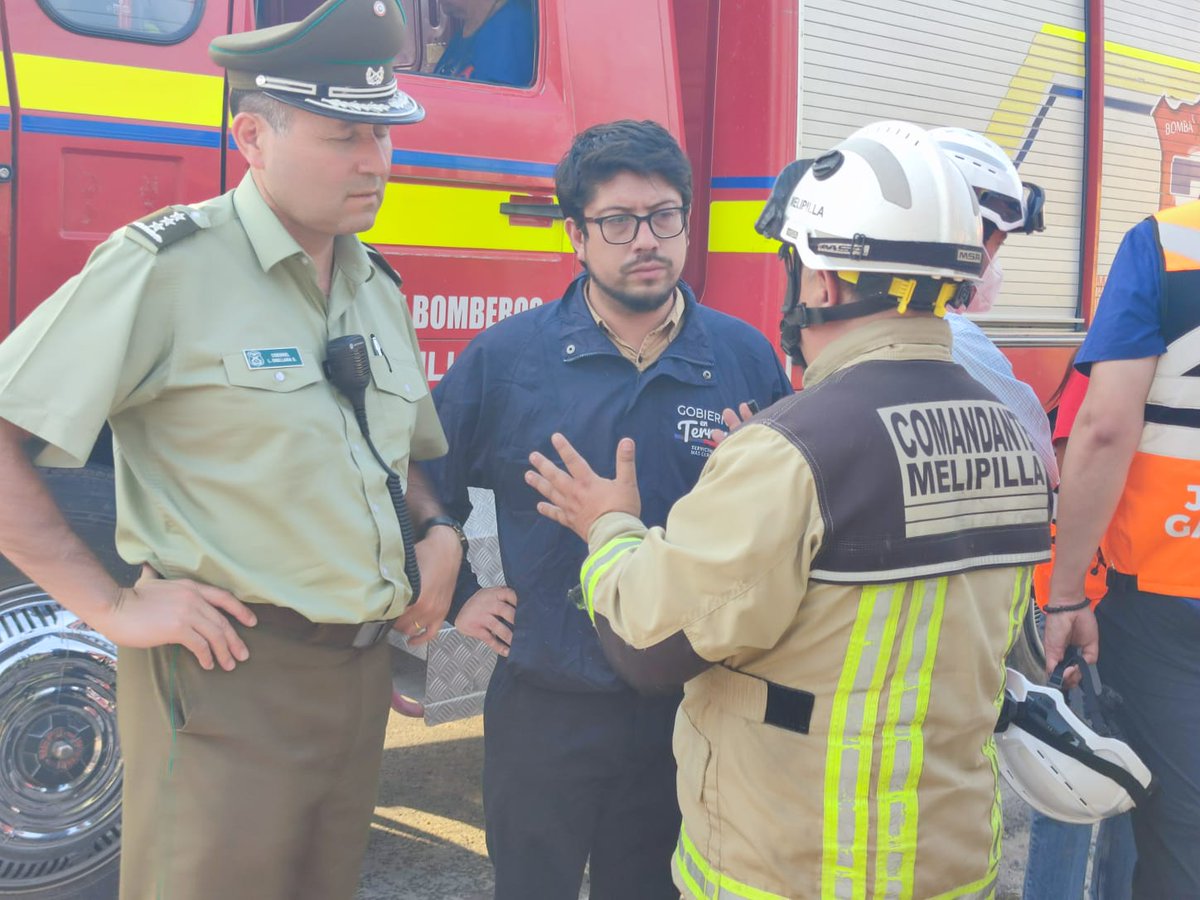 DPPMelipilla's tweet photo. 📌 AHORA | Delegado Provincial de #Melipilla, #BastiánAlarcón, se encuentra en terreno en #IncendioForestal #IF de #Bollenar, comuna de #Melipilla, a objeto de establecer coordinación con los equipos de emergencia que trabajan en el lugar.
#DPPMelipilla #TeInforma https://t.co/9cplfC1cJK