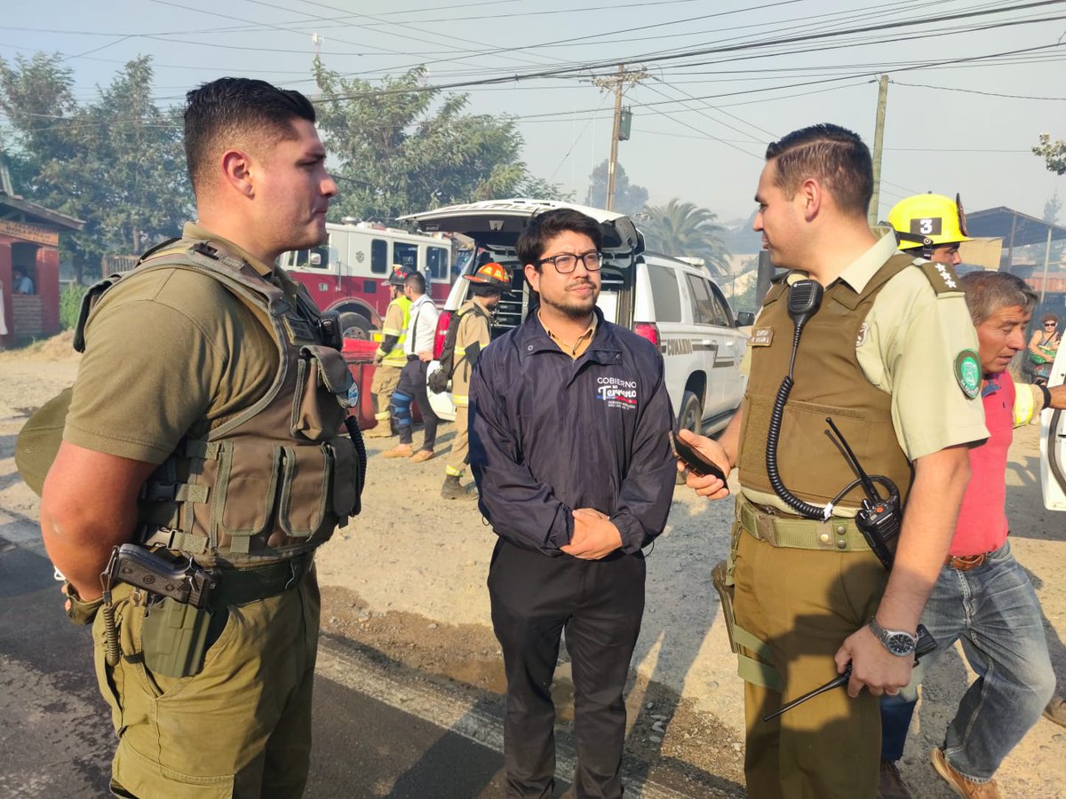 DPPMelipilla's tweet photo. 📌 AHORA | Delegado Provincial de #Melipilla, #BastiánAlarcón, se encuentra en terreno en #IncendioForestal #IF de #Bollenar, comuna de #Melipilla, a objeto de establecer coordinación con los equipos de emergencia que trabajan en el lugar.
#DPPMelipilla #TeInforma https://t.co/9cplfC1cJK