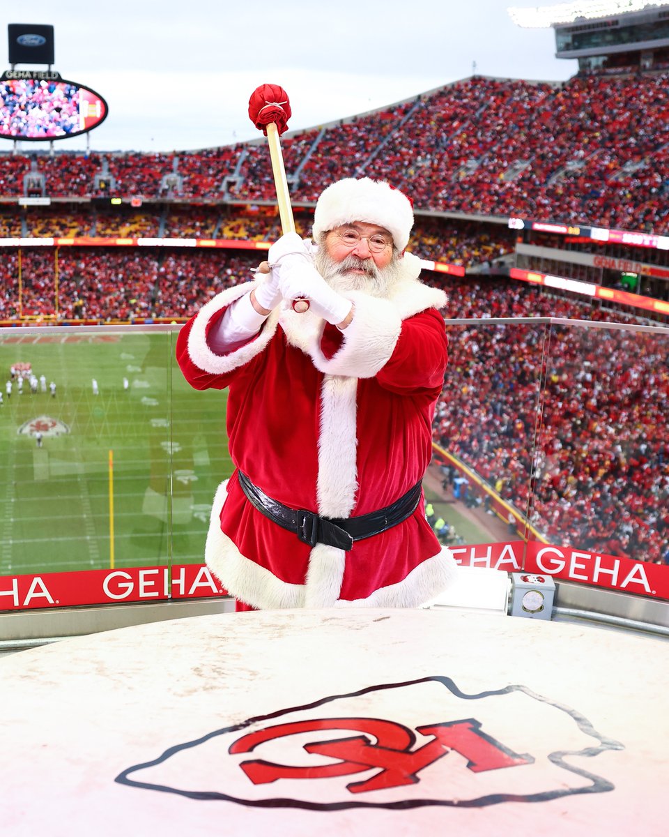 ArrowheadKC's tweet photo. Merry Christmas to the greatest Kingdom of them all ❤️ https://t.co/D8Y7IaRDad