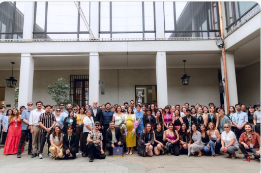 Todos estos son los apitutados de Camila Vallejo en la Segpres.  Podrían funcionar con 20, pero son como 100.  Así roba este gobierno de ladrones